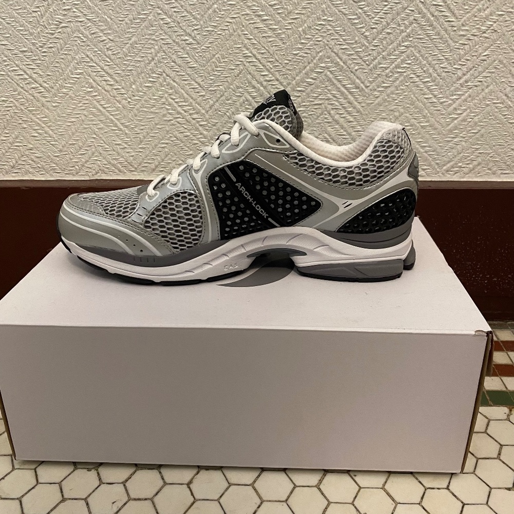 Mens New in Box : Saucony ProGrid Triumph 4 Grey/Silver